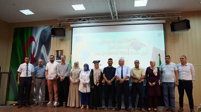 تكريم الطلبة المتفوقين في الماستر عن بعد