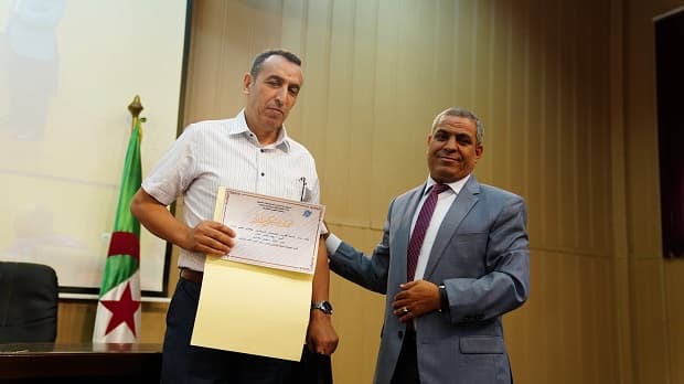 تكريم مدير مركز سيدي بلعباس من طرف مدير جامعة التكوين المتواصل