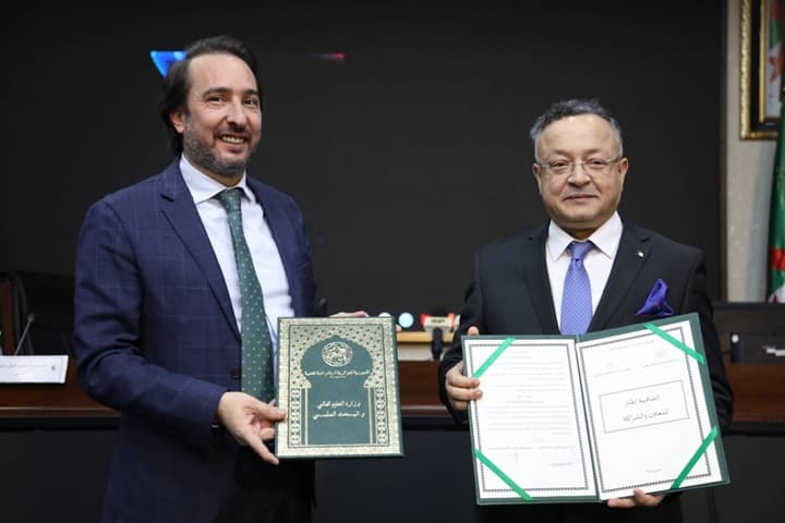 توقيع إتفاقية تعاون بين وزير التعليم العالي والبحث العلمي ورئيس مجلس التجديد الاقتصادي الجزائري 1