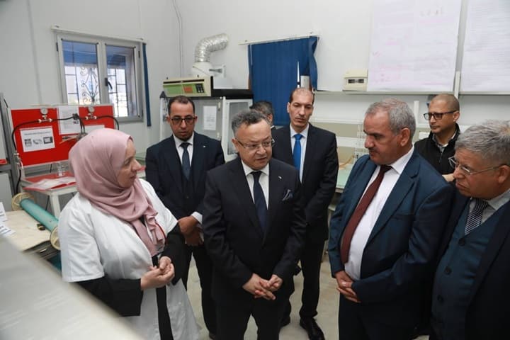 وزير التعليم العالي والبحث العلمي في زيارة عمل وتفقد لوحدة تنمية الأجهزة الشمسية ببوسماعيل