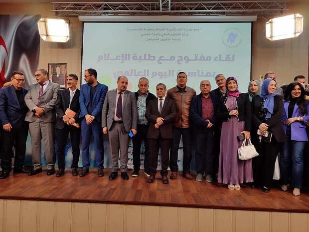 جامعة التكوین المتواصل تنظم لقاء مفتوح بین الاعلامیین وطلبة الاعلام والاتصال