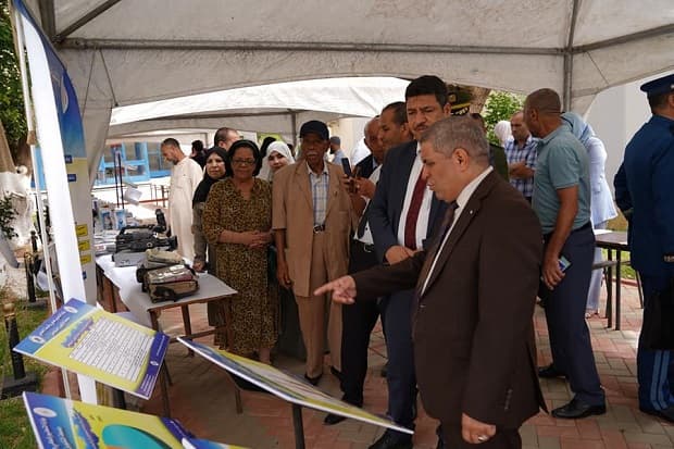 مدير الجامعة يعاين رفقة ضيوفه المعرض الخاص بالمؤسسات الناشئة للجامعة