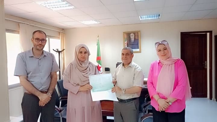 تسليم مدير الجامعة وسم لابل للطالبة نجلاء تواتي