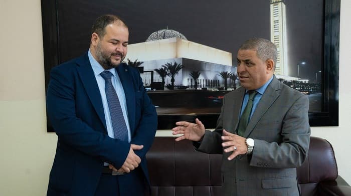 استقبال مدير الجامعة للاستاذ الباحث محمد بكيري مصصم الشريحة الإلكترونية من مركز تنمية التكنولوجيات المتطورة cdta 1