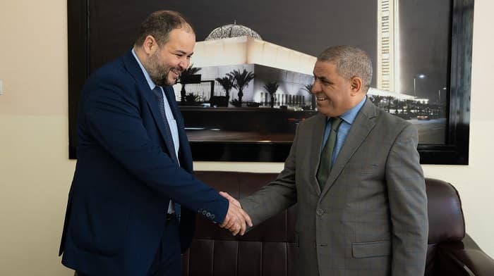 استقبال مدير الجامعة للاستاذ الباحث محمد بكيري مصصم الشريحة الإلكترونية من مركز تنمية التكنولوجيات المتطورة cdta