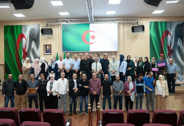 جامعة التكوين المتواصل تكرّم إطاراتها وموظفيها المحالين على التقاعد