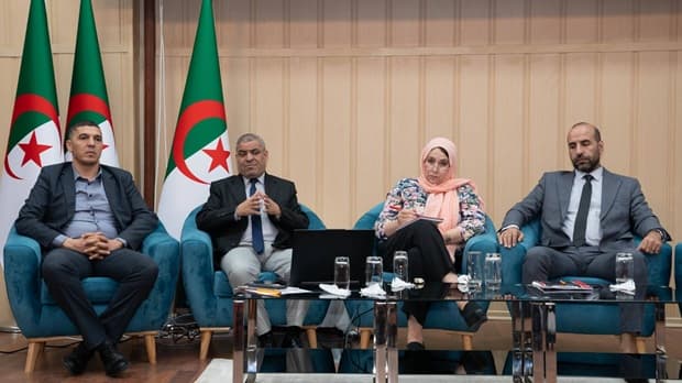 اجتماع تنسيقي مع مختلف الاطارات (حضوريا وعن بعد ) برئاسة الجامعة لمتابعة سير العملية البيداغوجية عبر الارضيات التعليمية