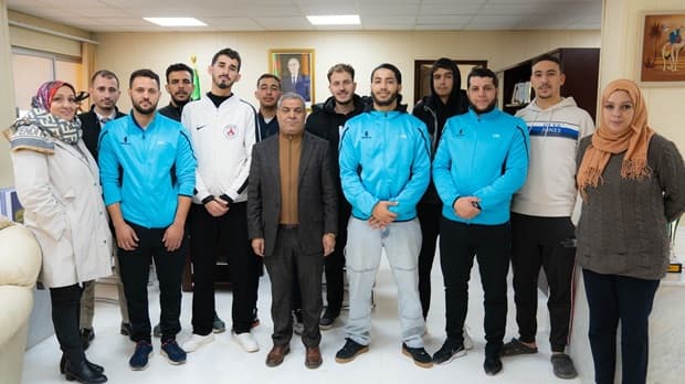 لقاء مدير الجامعة بأعضاء فريق كرة القدم لجامعة التكوين المتواصل