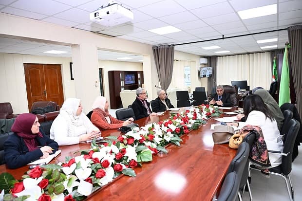 لقاء مدير الجامعة بمسؤولي الواجهات