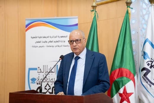 جامعة التكوين المتواصل تحتفي بتخرج أول دفعة من فئة الاساتذة في ليسانس الإنجليزية التقنية 3