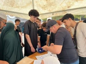 تسليم بطاقات الطالب للطلبة الجدد حملة بكالوريا 2025 1